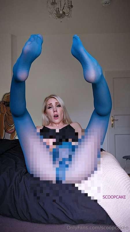 Do you want to cum with me? I put on some hot blue pantyhose..