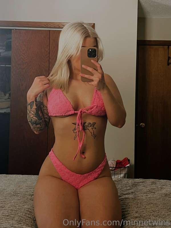 Trying on the new bikini now I’m sooo excited for summer 🌸💖