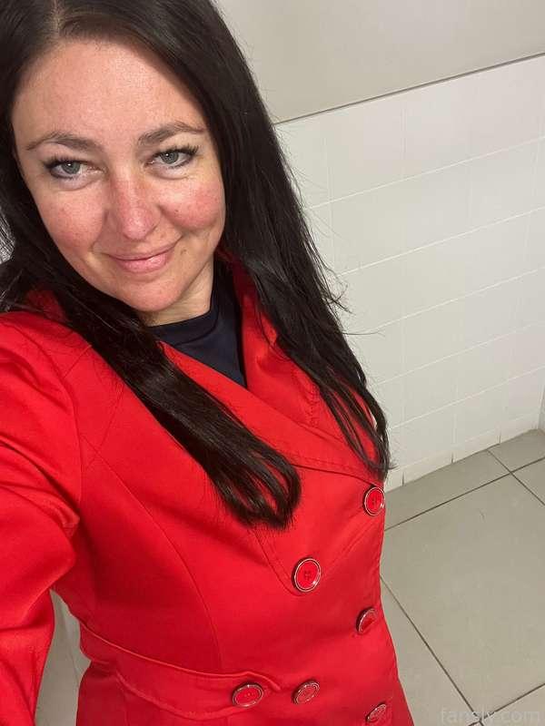Like most women I hate going to the garage 🚙 ⚙️ for my oil changes. Today I decided to spice up my experience to make it more enjoyable. First of all, it's the first time in my life that I went out without underwear 🍑... I felt sexy 😏, horny and confident😝. It's certain that this won't be the last time.😈😈😈 #ford #garage #masturbation #publicplay 