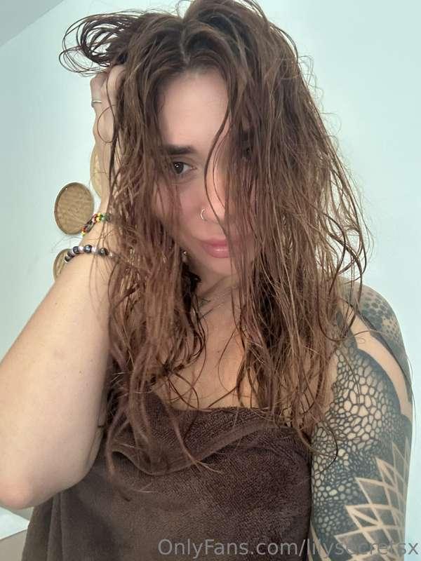 Messy hair after shower is ❤️🤭