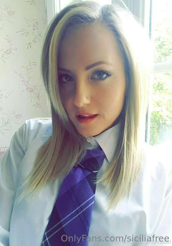 Interview ready 😘 Let your desk be ready for me to be on top..