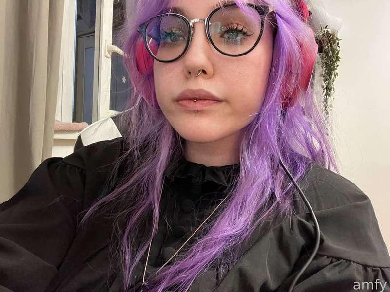 Π‘ouldn't find enough time for this post, so I post it a little later than planned. If anyone doesn't know yet, I can now see 100% and I can throw away my glasses (although maybe I should keep them for sexy pictures... :3)
I've had poor eyesight all my life, and it's gotten worse every year. I always wanted to experience what it was like to see everything. I didn't have to worry about lenses or glasses because most of the time they are not comfortable for me.
It was very hard for me to make up my mind... I am very afraid of any surgery because it is never clear what it will lead to. It took me a long time to choose a clinic where a good laser vision correction would be done. And now this day has come.
I came to the clinic a little scared, but the doctors were very nice and kind. During the surgery it felt like you were wearing virtual reality glasses and a scalpel on your eye, a strange sensation. But it was not painful at all. The surgery lasted about 5 minutes... 5 MINUTES CARL.
I wore sunglasses the first day, and for the next 4 days I slept in them so I wouldn't touch my eyes. But finally I don't have to wear them. It's incredible to be able to see everything. It's like going from 350p video quality to 4k. Funny thing is for the first week I kept going to take my lenses off all the time XDD.
Well, hello insanely beautiful world <3