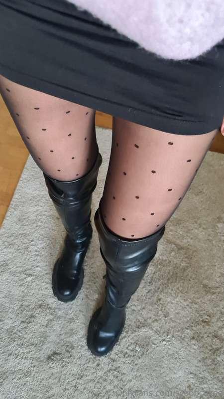 Perfect for a autumn day! Pantyhose and Boots! @scoopcake