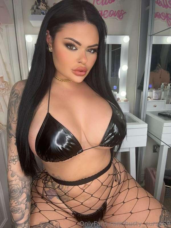 Looking a little gothic with the black hair, do you agree? 🙊