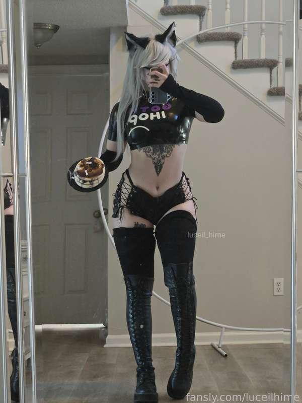 Guess who got a full set 🥞🐺🖤

Coming soon ~ 

#fyp #goth #alt #latex #cosplay #helluvabossloona #fetish 