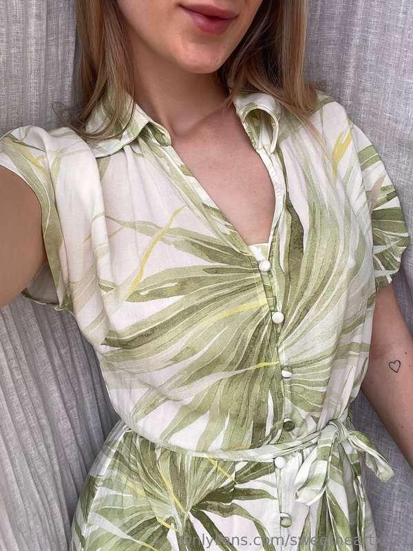 It’s officially sundress season! 👗 Do you prefer it on or of..