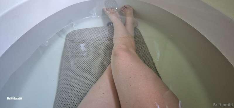 Taking an Epsom salt bath 🛁 😌 It's very relaxing