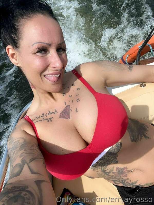 Endlich wieder Sonne, Wasser und Boot.  Happy ohne Ende.  Kn..