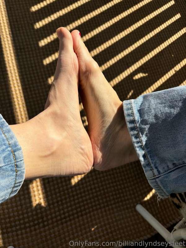 Foot high five 🦶🦶