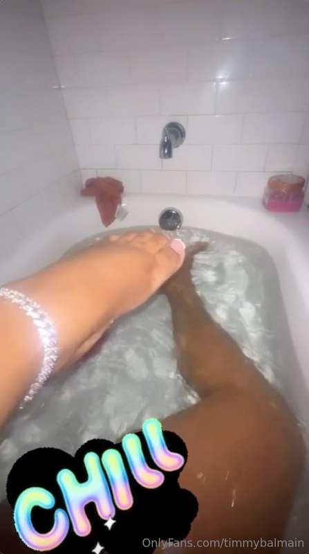my feet would look so good around your cock just like this 🦶..