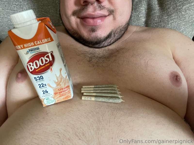 Shakes + cheese fries + weed= a very fat naked pig🐷