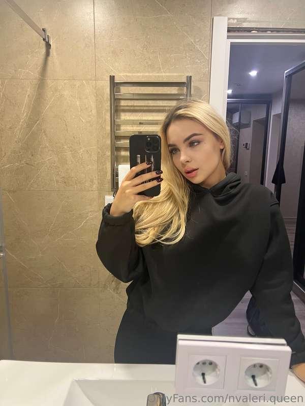 Casual vibes but still feeling cute today. 🖤✨ There’s just s..