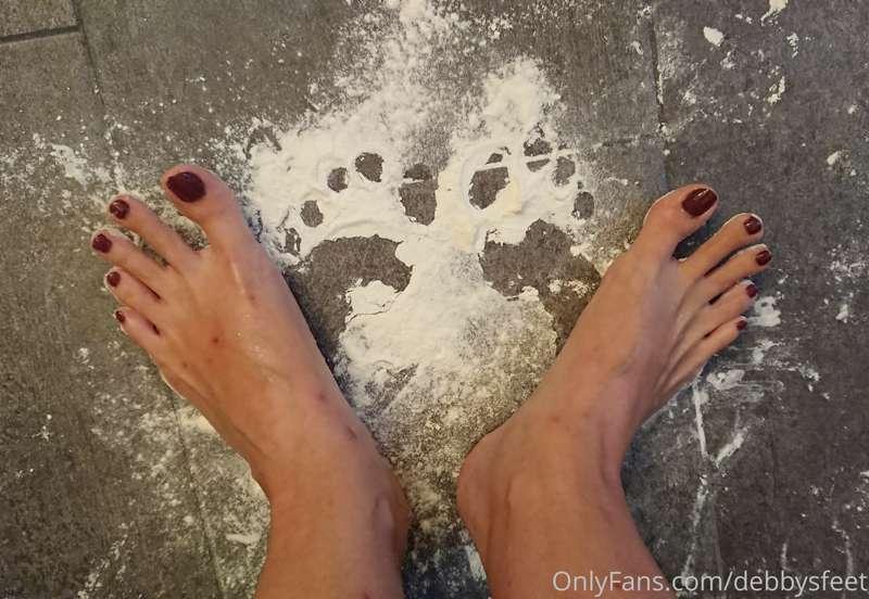 Today someone played with flour... 👣😜