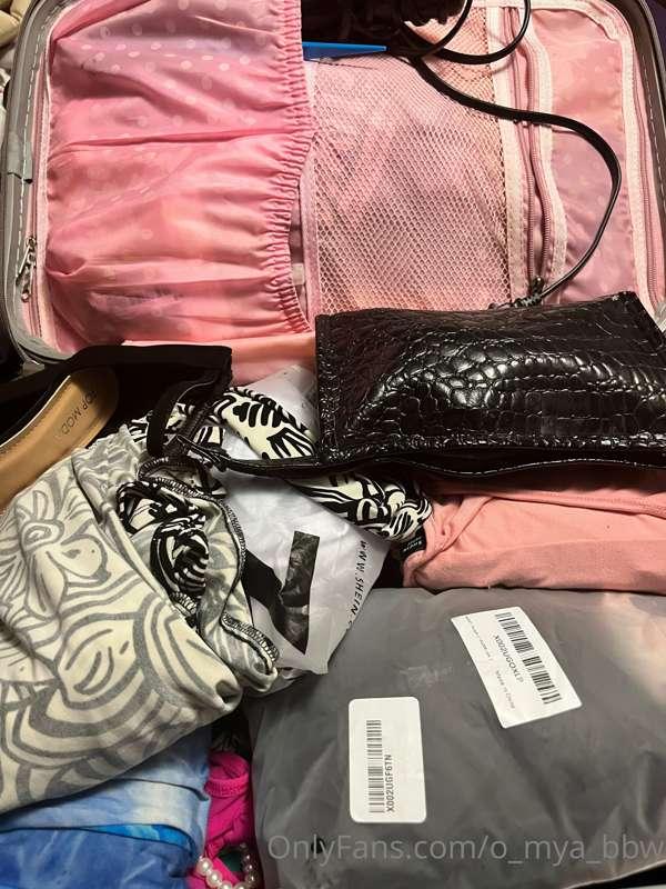 Nine different “looks” in my carryon. 💪🏼 Now if I can find m..