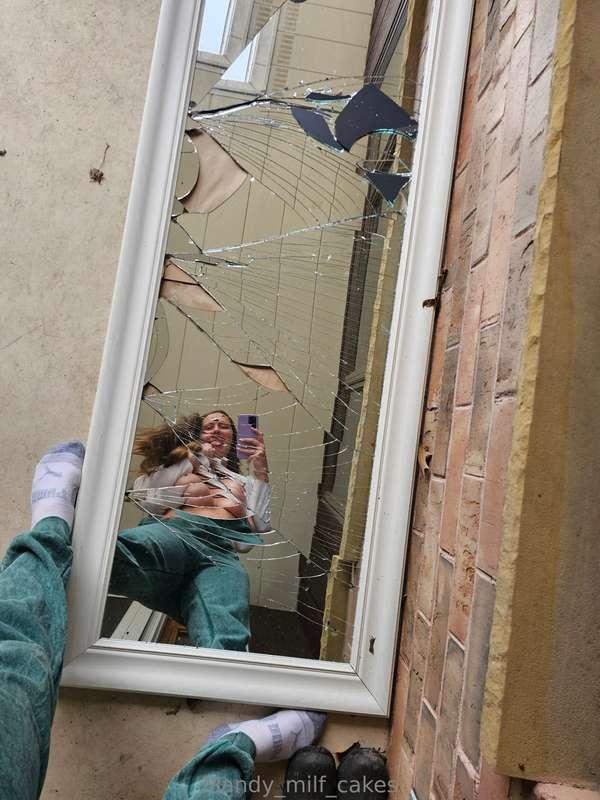 Oh no 😱 I broke my mirror.... this will be the last titties ..