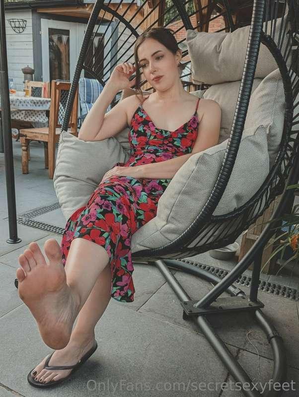 Spent all day in these flipflops at a garden party and my fe..