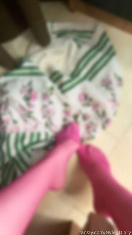 Cute pinkies for nylon feet/soles lovers 💌👣🌷

#nylonfeet #nylonsloes #pantyhose #nylons #pussy #legs #butt #fyp #feet #legs