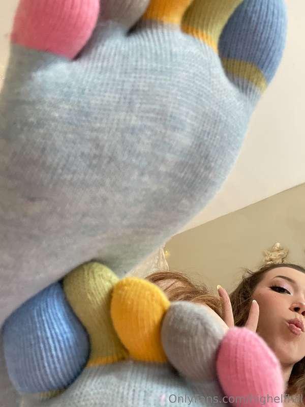 The toe socks stay on 😉