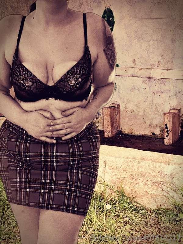 Summer heat and feeling naughty on my morning walk 💜🙊🙊 time ..