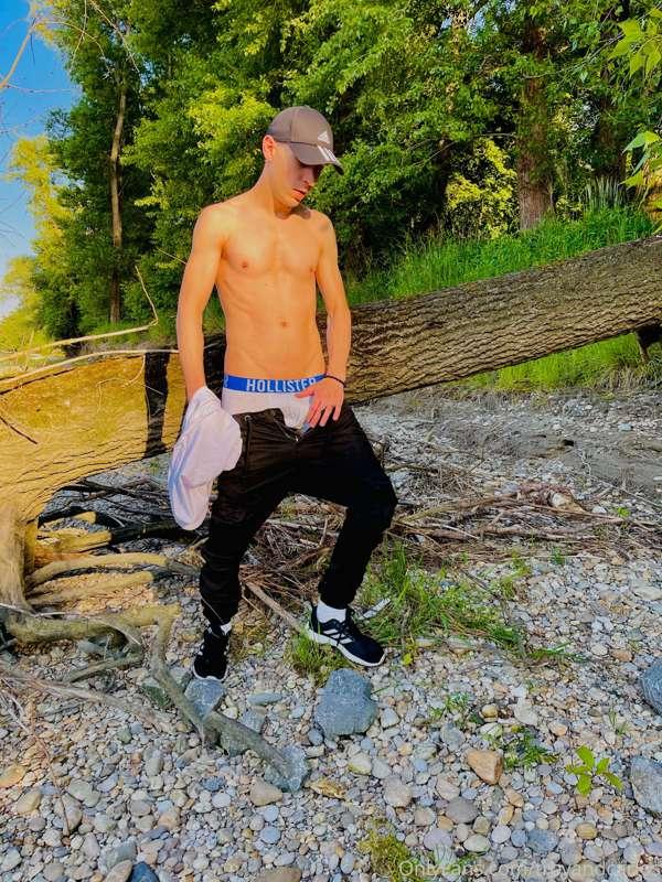 Outdoor for same hot pic 🔥 more are following 💦