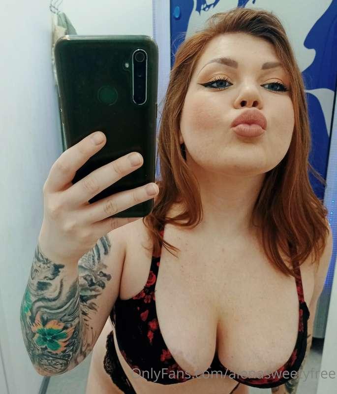 Which do you like better, my breasts or my lips?😏