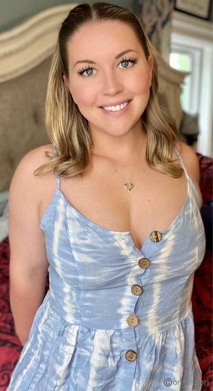 My DMs are craving attention 👀💦 come feed me 😘