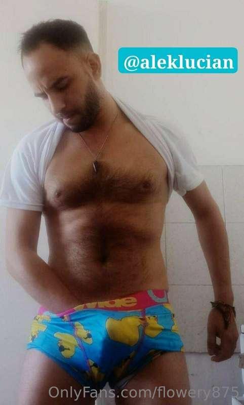 FREE @aleklucian 🐺 VIP @aleklucianvip 🦊
A friendly man with ..