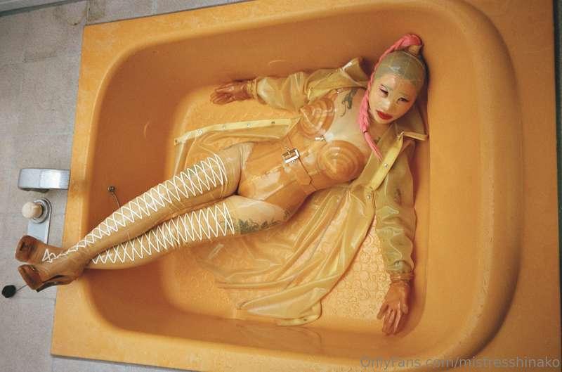 Care to take a dip with me? 💋