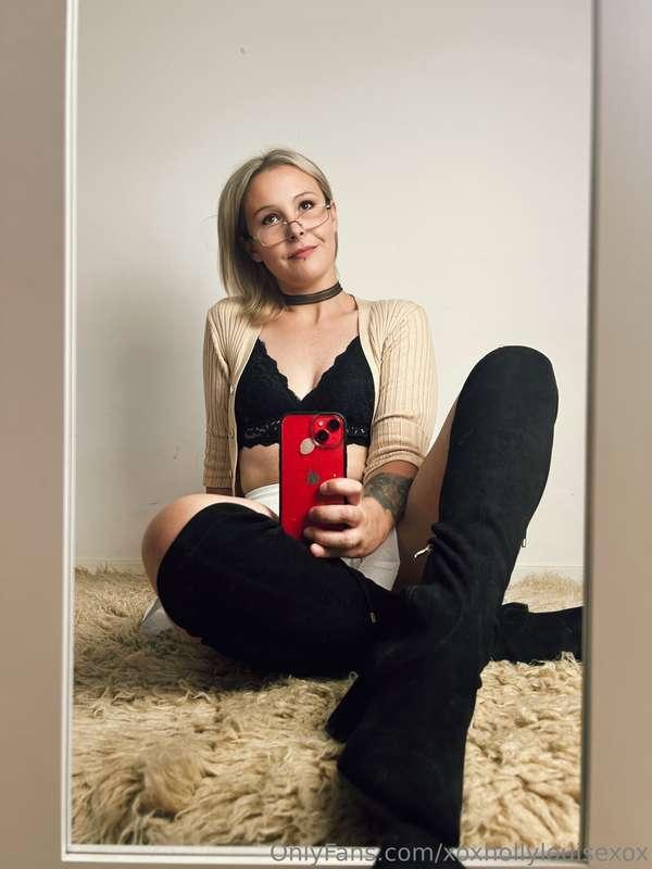 Do you like a girl in boots 🖤🖤🖤