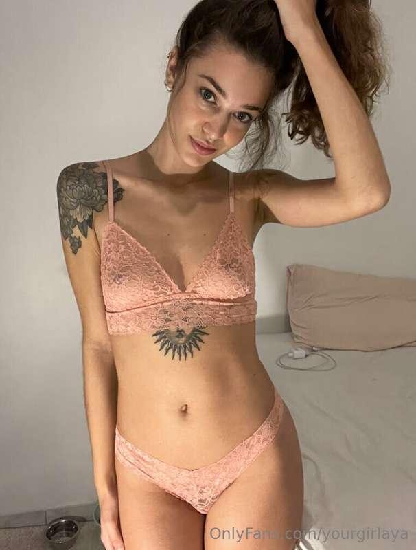 kiss my neck, grab my waist and pull my hair too 💞😈