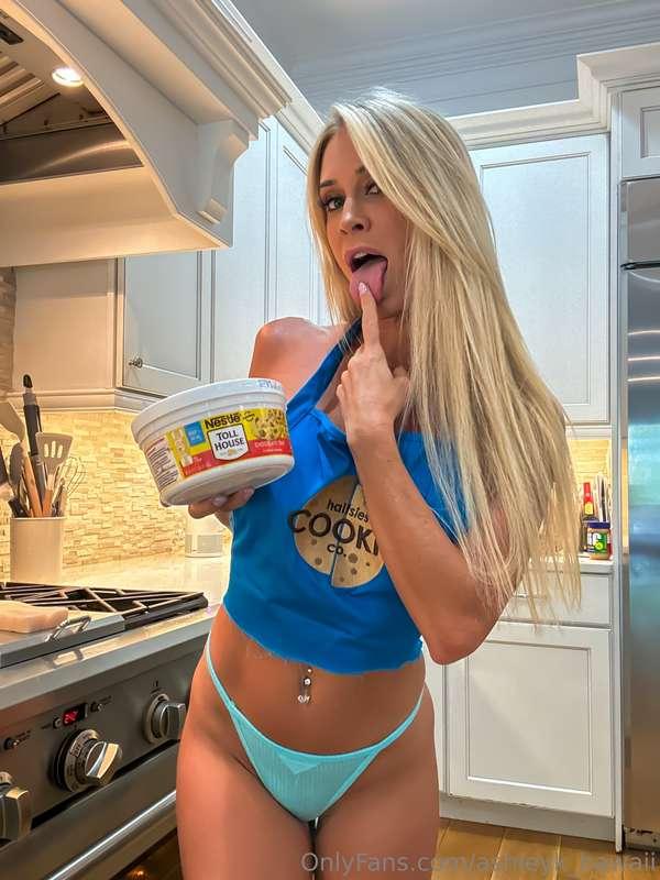 Milf and cookies 🥛 😈