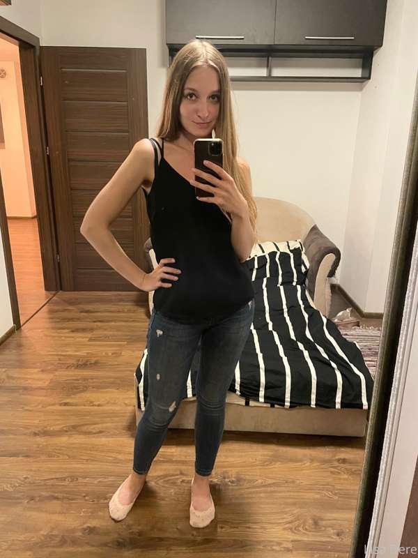 Dzisiaj selfiaczki 😁w moim nowym mieszkaniu.
***
Selfie time..