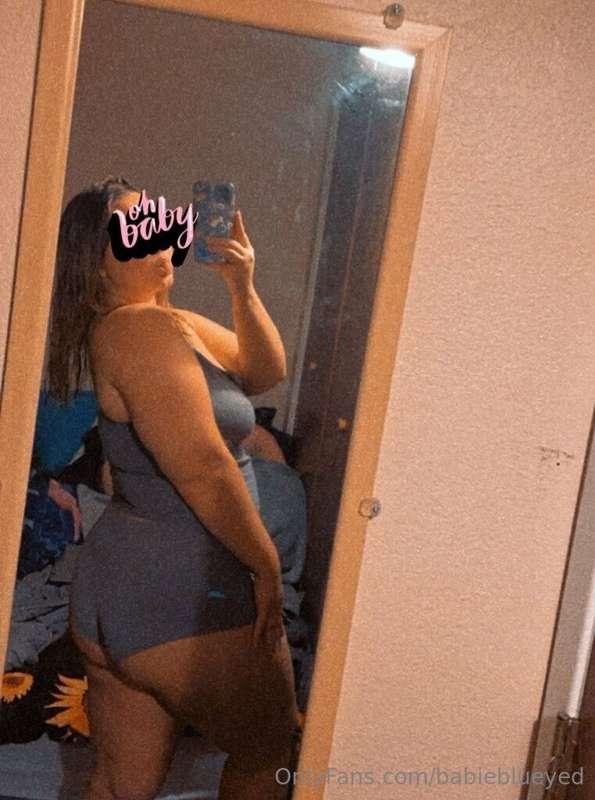 dm to see what’s underneath my clothes;)
