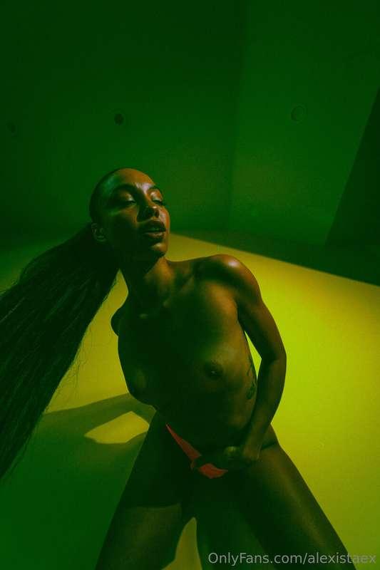 I’m the full package but there’s no tracking number 🤭📦
