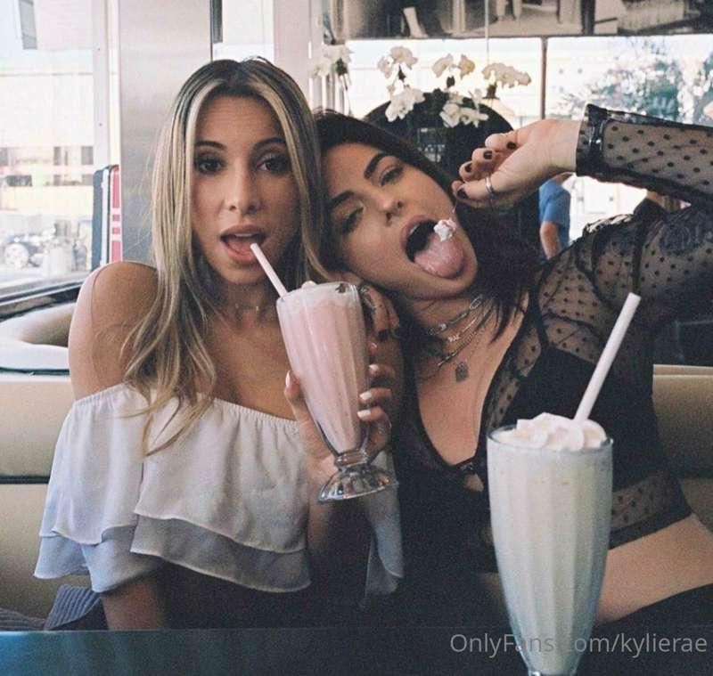GOING LIVE TONIGHT W/ @aylawoodruff AT 8PM PST !! 👯‍♀️💞 & th..