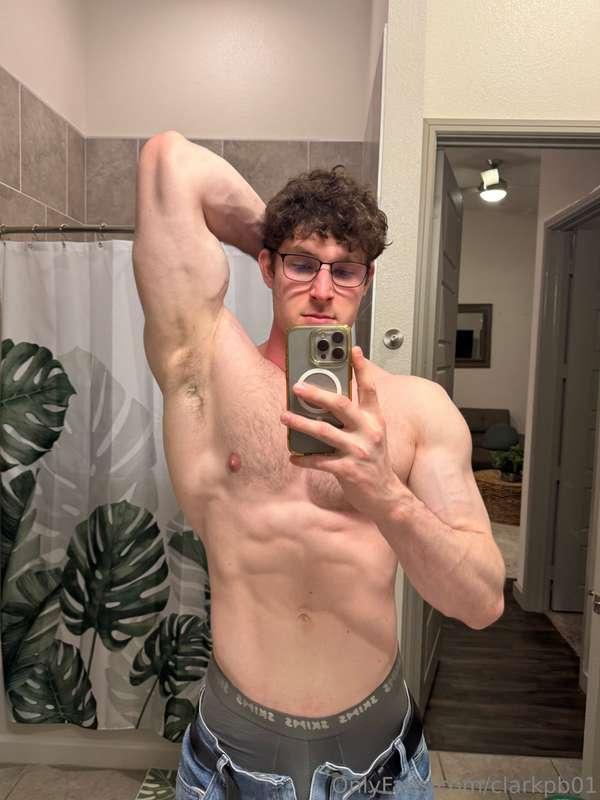 Flexing my way into your heart ❤️