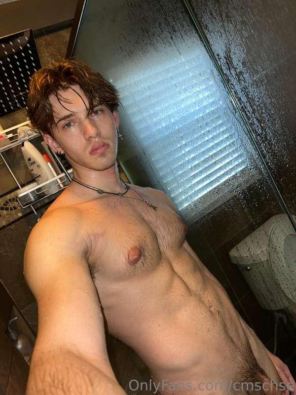 Look at the bottom ;) a few sexy photos from a shower sessio..