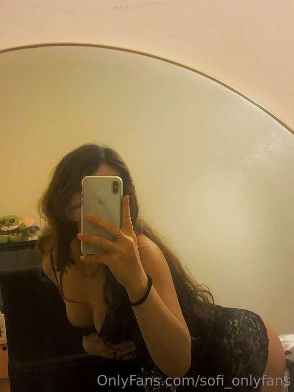 In black lingerie before going to sleep😘