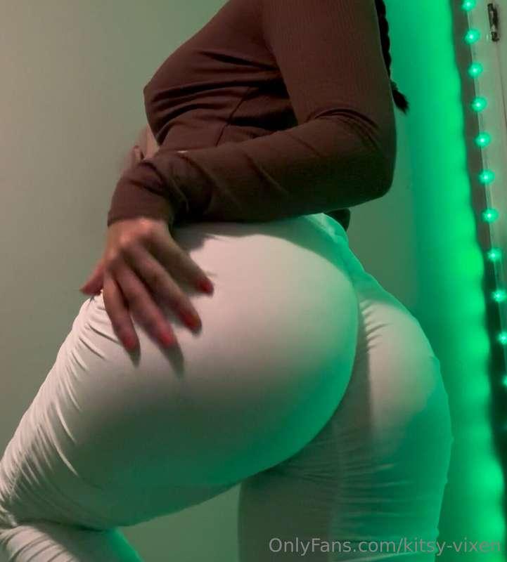 My booty looks so juicy in these white leggings…I wish I cou..