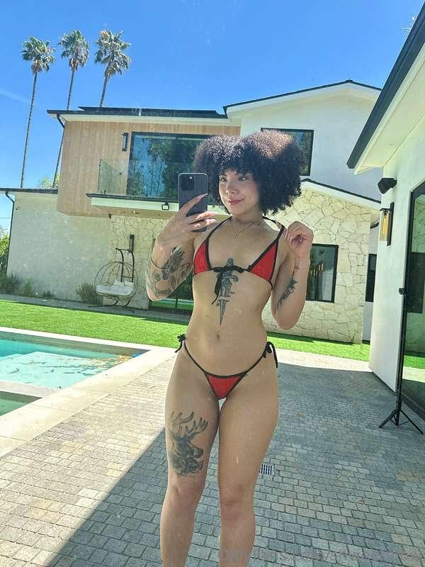 curls doin their thing bikini doin the most 😏