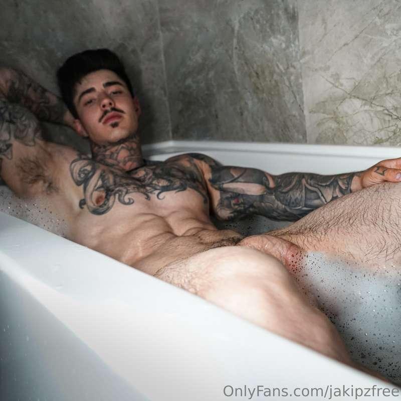 Would you fit in here with me 😳🛁..? My EXPLICIT content 😉🔞👉 ..