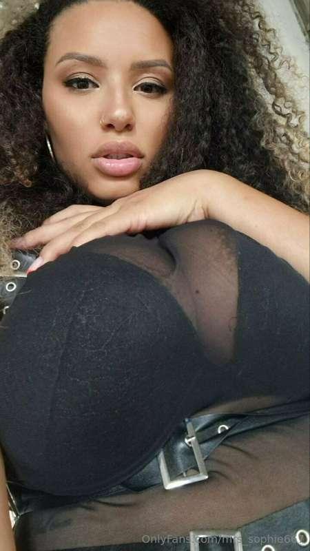 Your lips look lonely. Wanna introduce them to my titties?👅
