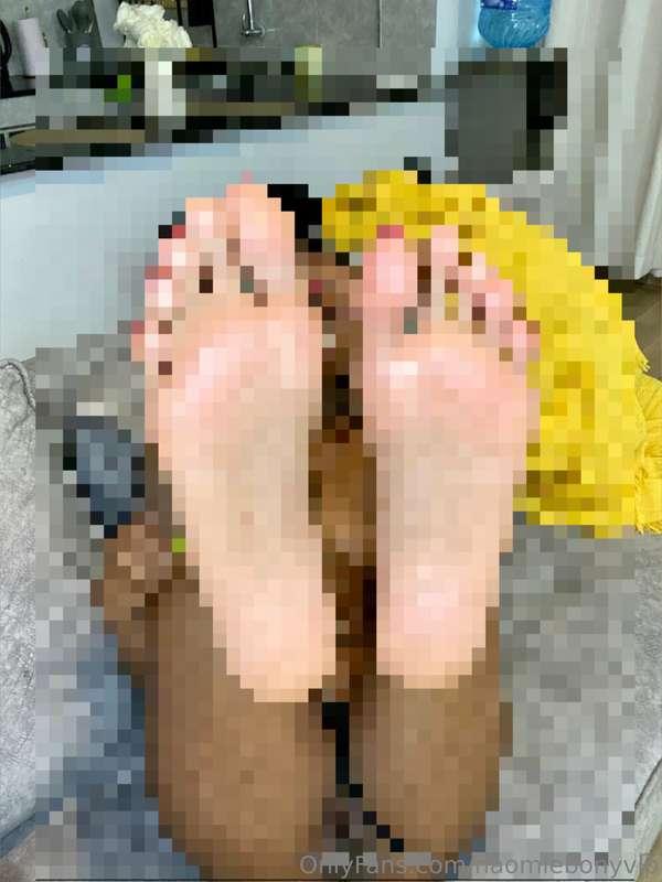 YOUR QUEEN'S FEET ON YOUR FACE👅👣! I'm going to put my feet o..