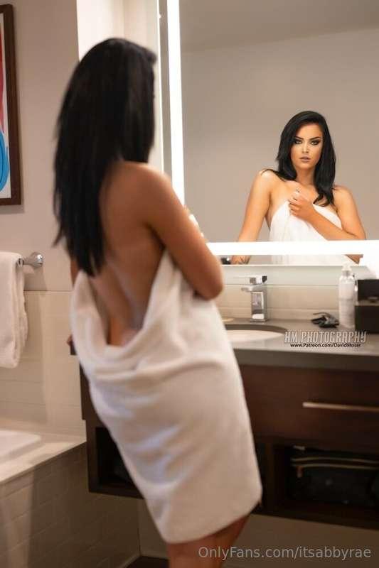 happy friday 🥳 whos ready for the weekend??new solo video in..