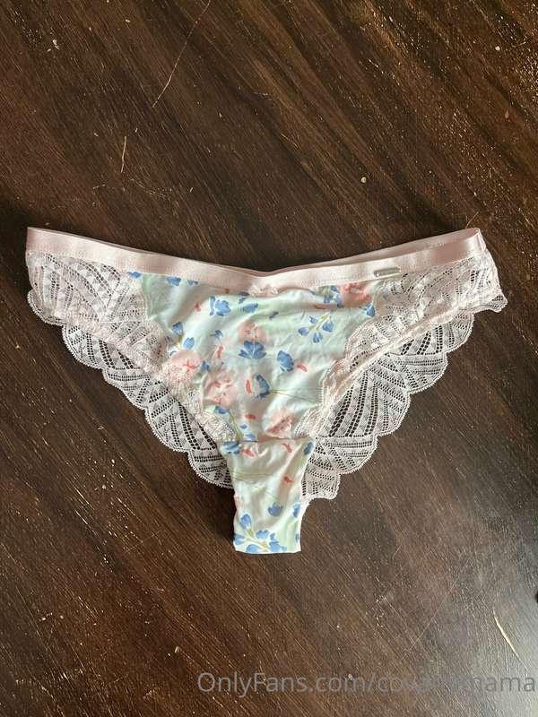 J’ai pensé à toi! Si tu veux voir mon cul avec ce beau desso..