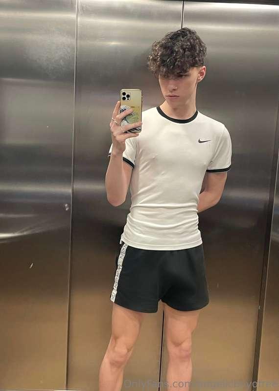 Do you like hung twinks? 😏