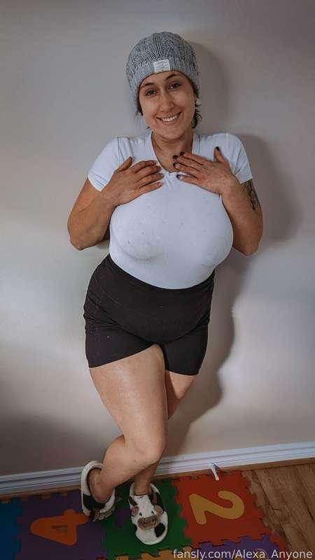 "Are women with stretchmarks and soft bodies still worthy of a good fucking?" Asked the nanny as she was showing you what motherhood had done to her body.
One thing is certain, the breastmilk that comes with it is a lot of fun! 😏

#young #nanny #milf #stretchmarks #naturalbody #phat #ass #chubby #breastmilk #relaxing #intimate #wettshirt