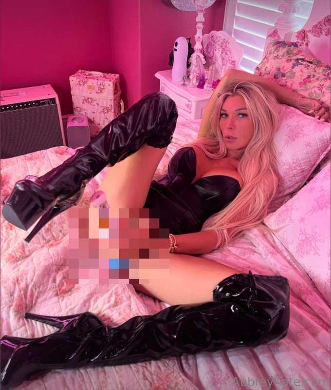 🖤 black boots + a freaky Aubrey💗 = a really really great tim..