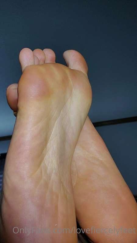 Come watch a movie w/ me.  Rub my feet, woulda ya?! 😉🍿