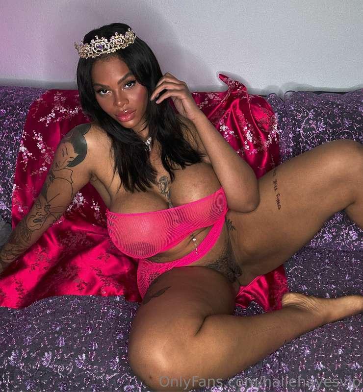 hallehayesvip main image